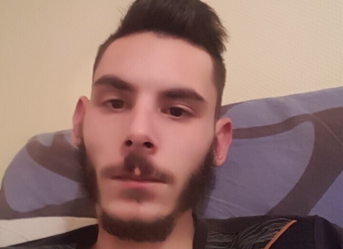 Bonsoir je m'appelle John  jas 20an je recherche u.