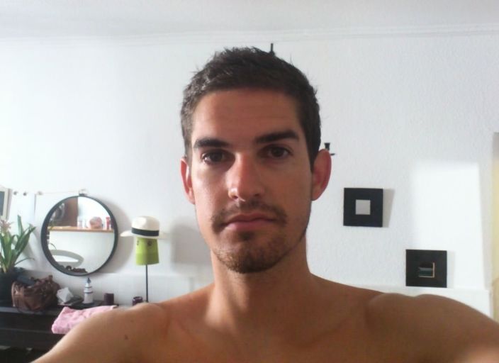 Jeune homme qui cherche à faire des rencontres pl.