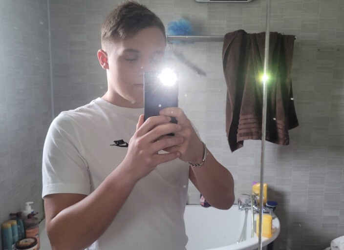 cherche une fille de 18 à 20 ans