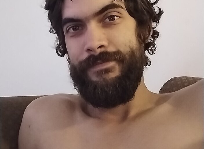 Homme de 28ans. Beau brun 5'10" barbu bien éq.