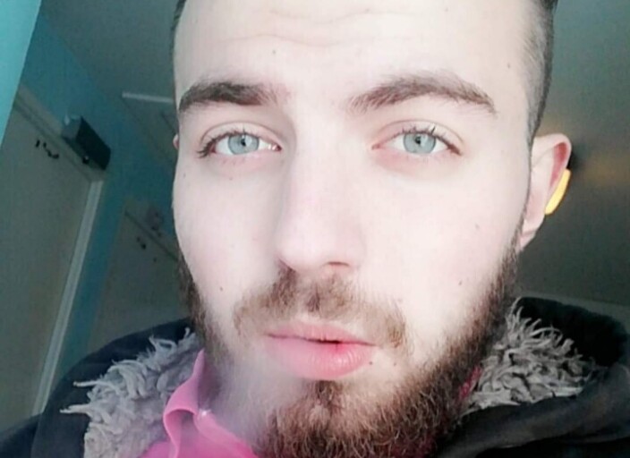 Pas d'abdo 22 ans yeux bleu 1m75