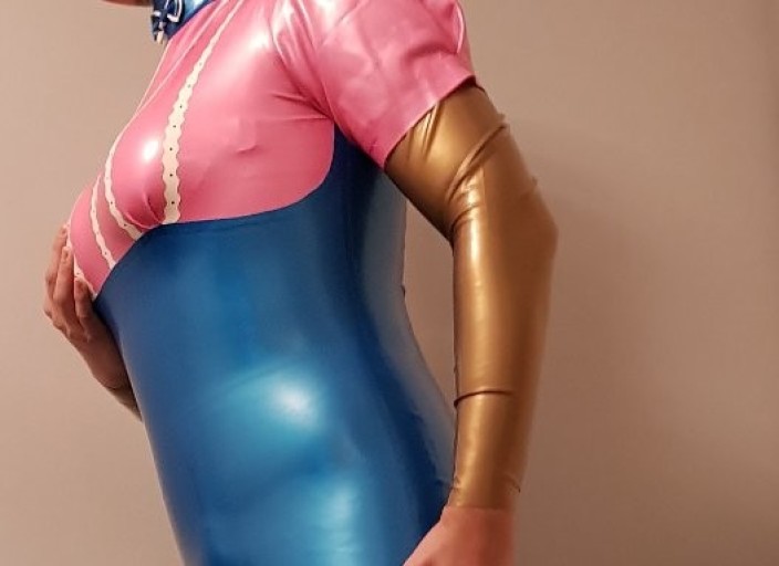 Trav latexé cherche copine de jeu