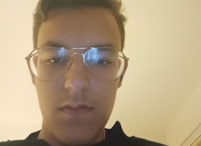 je suis un gars j'ai 18ans je recherche des femme .