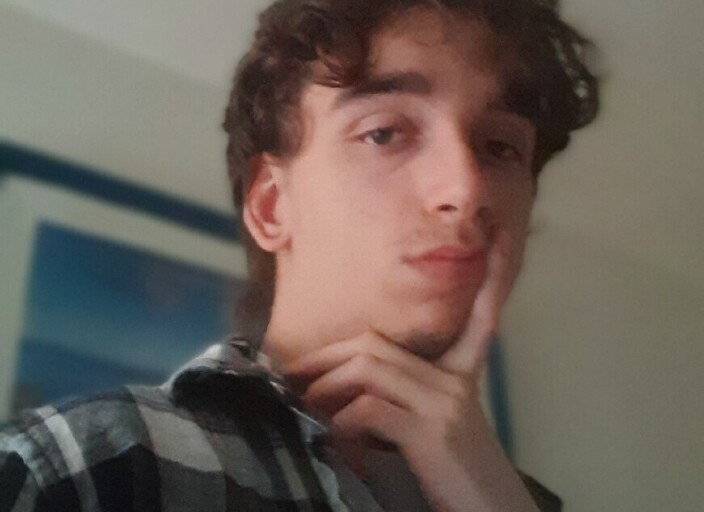 Jeune homme de 18 ans recherche femme   pour plan .