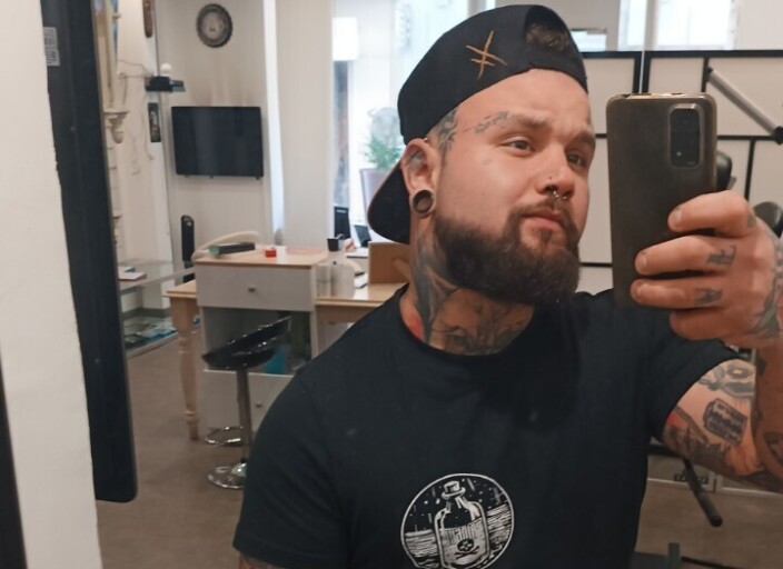 Barbu tatoué et bien élevé