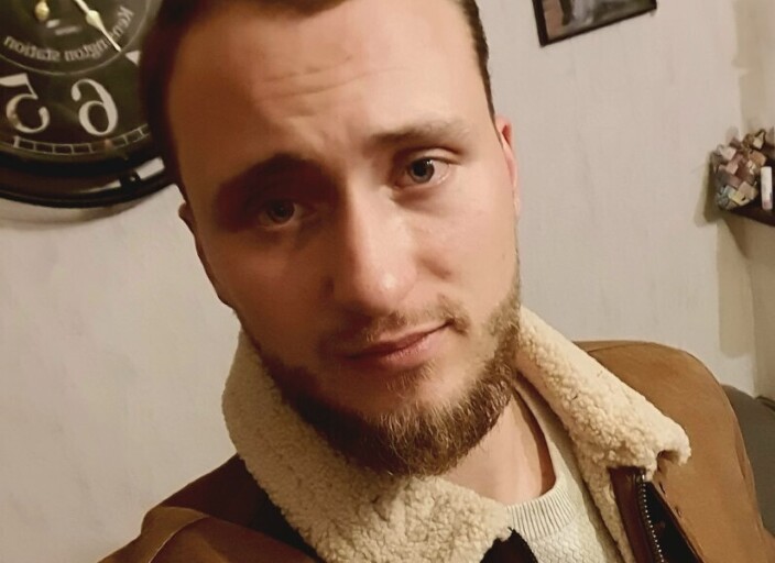 je cherche à m'amuser j'ai 24 ans et je cherche u.