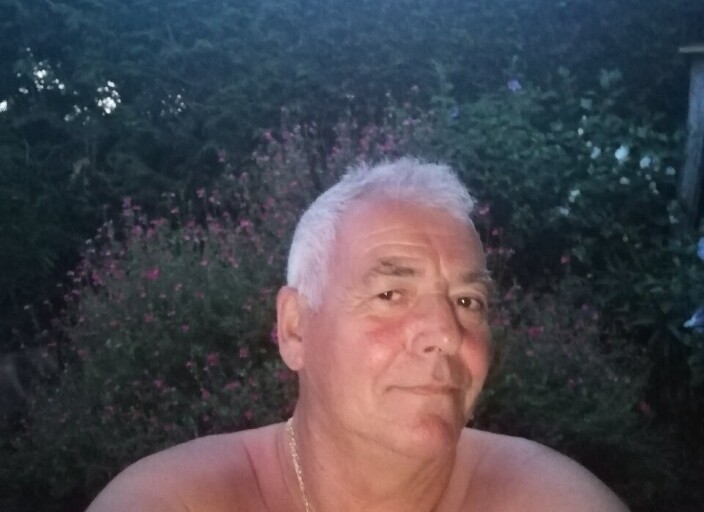 Homme 64ans cherche trans pours'éclater ou peut-.