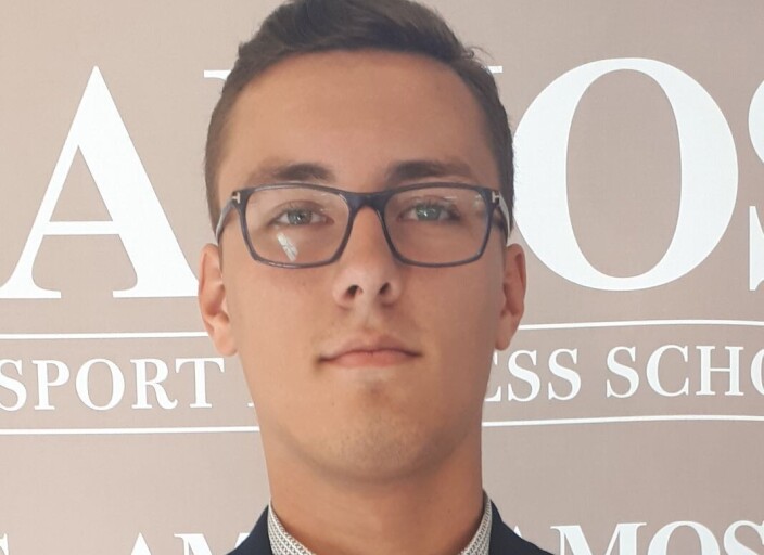 Jeune homme de 18ans, 1m88, 96kg.Je cherche à m'a.