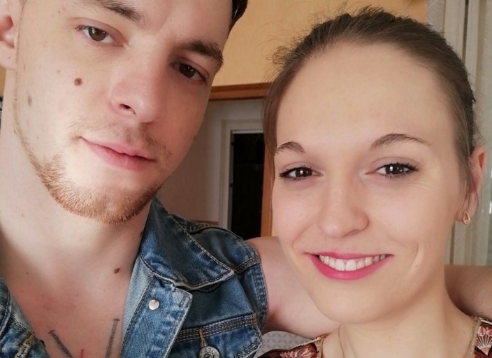 Couple qui cherche à se poser à 3 ou des plan