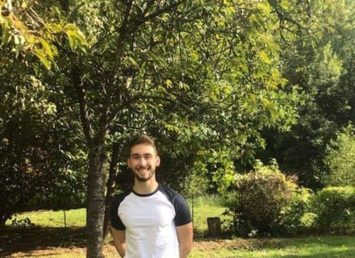 Jeune homme 24 à la recherche d'aventure