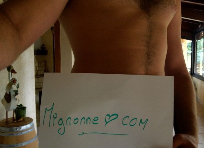 Homme seul qui cherche à faire des rencontres sym.