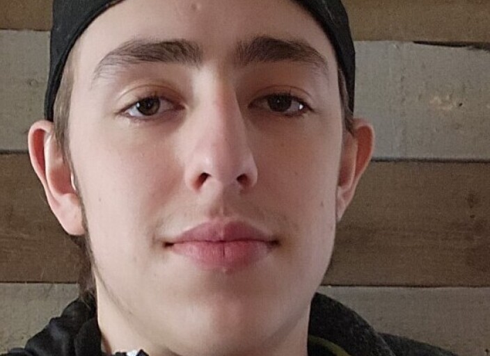 salut j'ai 19ans et je suis sociable, mystérieux,.