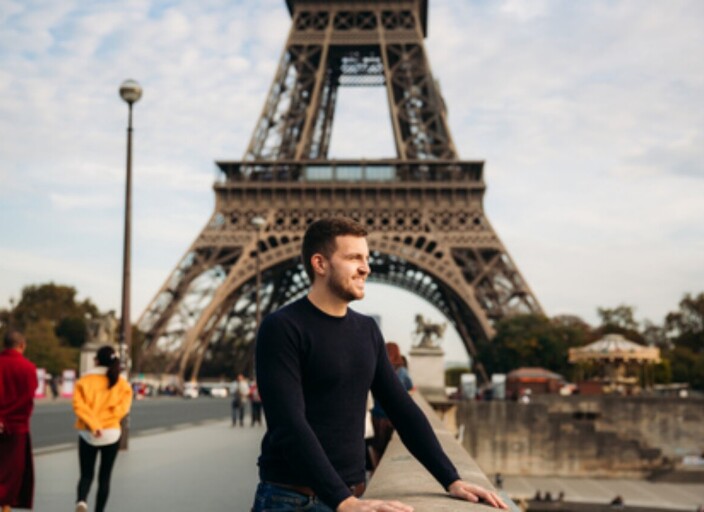 Homme respectueux sur Paris