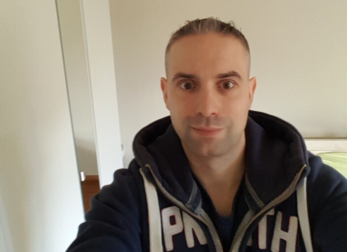 Bonjour je  m appelle Thomas j ai 36 ans je suis s.