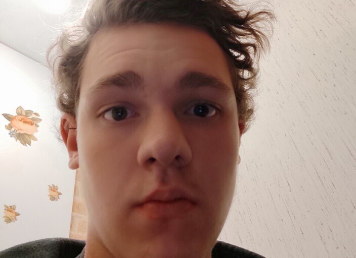 Bonjour je cherche un petite copine de 19/20 ans j.