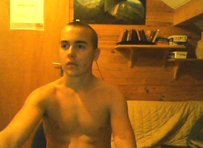 Jeune gars de 18 ans, cherche femme pour plan cul .