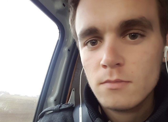 Jeune homme de 18 ans recherche femme plus agée