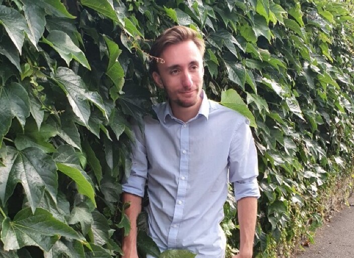 Jeune homme de 22 ans recherche un plan régulier .