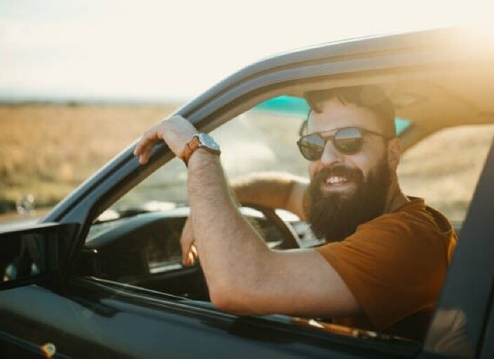 Jeune homme très ouvert d'esprit